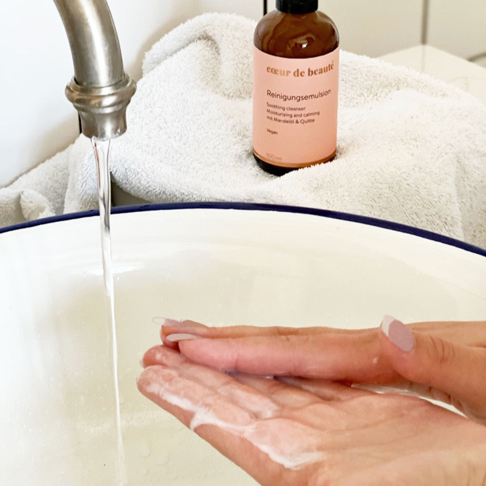 Reinigungsemulsion mit Mandelöl » für trockene & sensible Haut ✓ wirkt reizlindernd ✓ spendet Feuchtigkeit ✓ parfümfrei ✓  zur Entfernung von Make up geeignet ✓