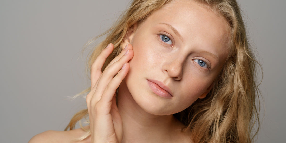 Frau mit trockener Haut, Pflegefehler bei empfindlicher Haut