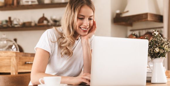 Frau mit PC die kostenlose PDF Ratgeber über Hautgesundheit, rosacea, Wechseljahre download