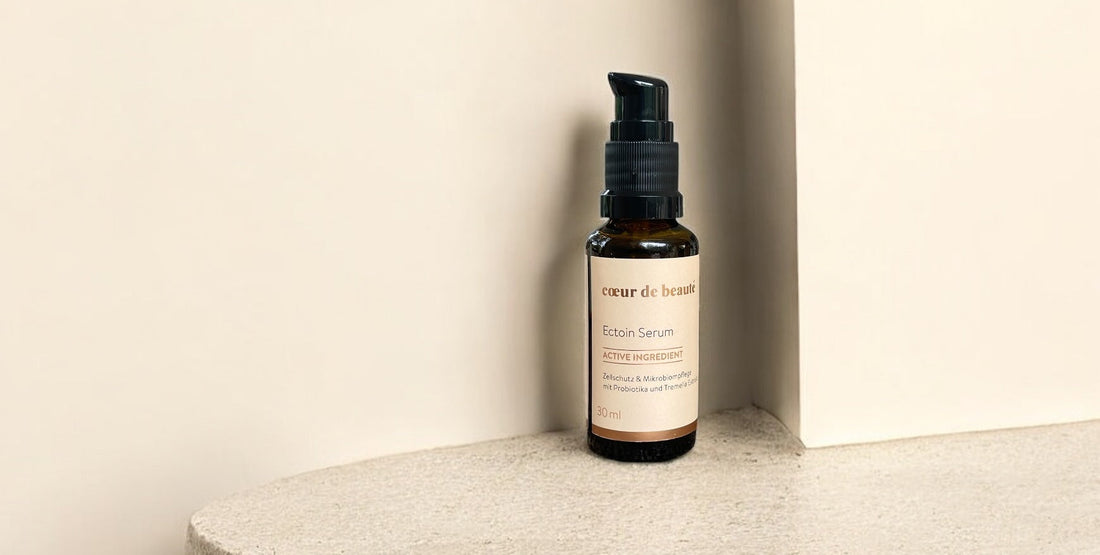 Zwei duftstofffreie Naturkosmetikprodukte in Braunglas – eine Creme und ein Serum – auf hellem, reduziertem Hintergrund. Clean Beauty für empfindliche Haut.