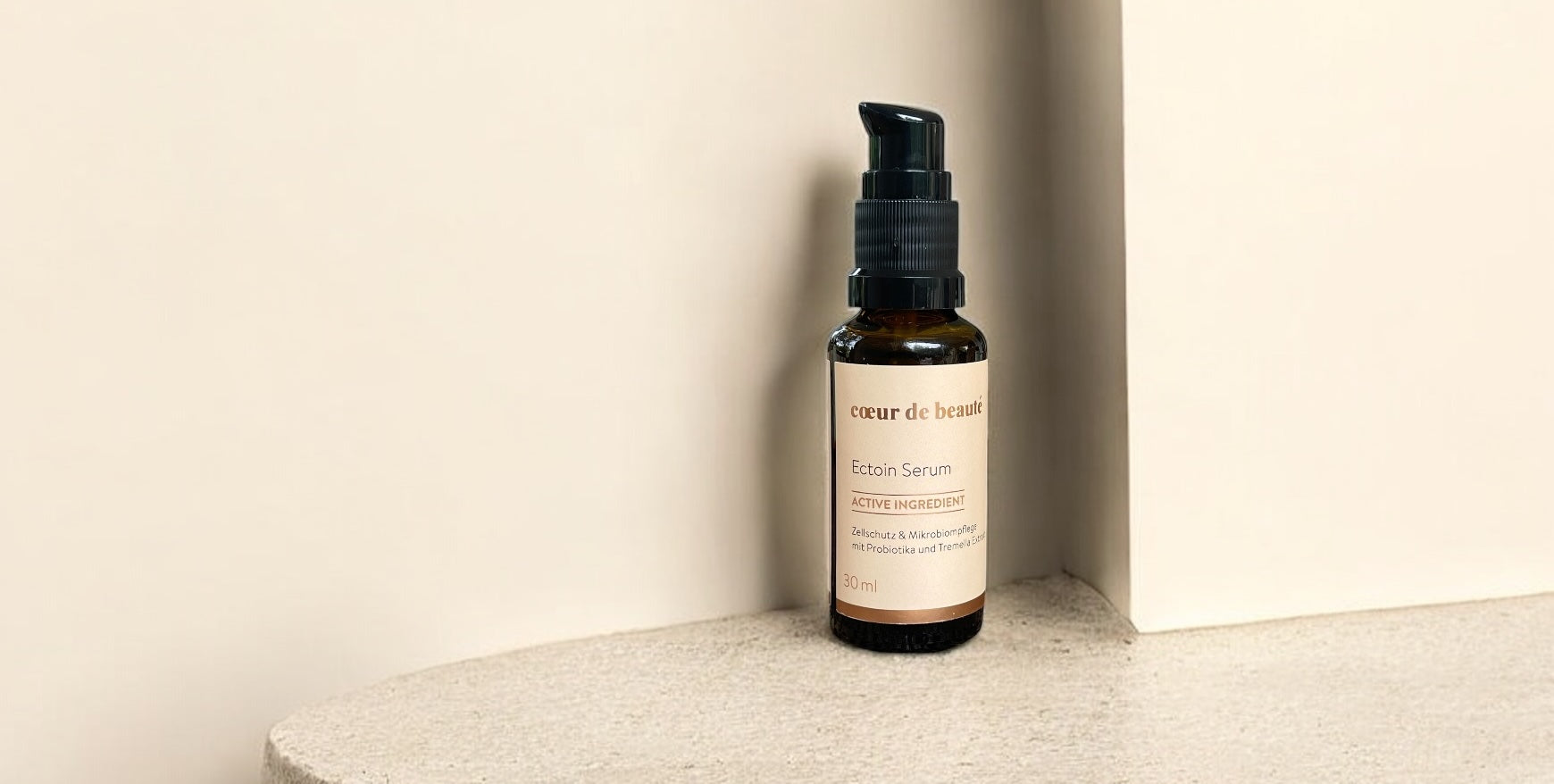 Zwei duftstofffreie Naturkosmetikprodukte in Braunglas – eine Creme und ein Serum – auf hellem, reduziertem Hintergrund. Clean Beauty für empfindliche Haut.