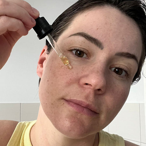 Frau trägt ein Serum von cœur de beauté mit einer Pipette auf die Gesichtshaut auf.