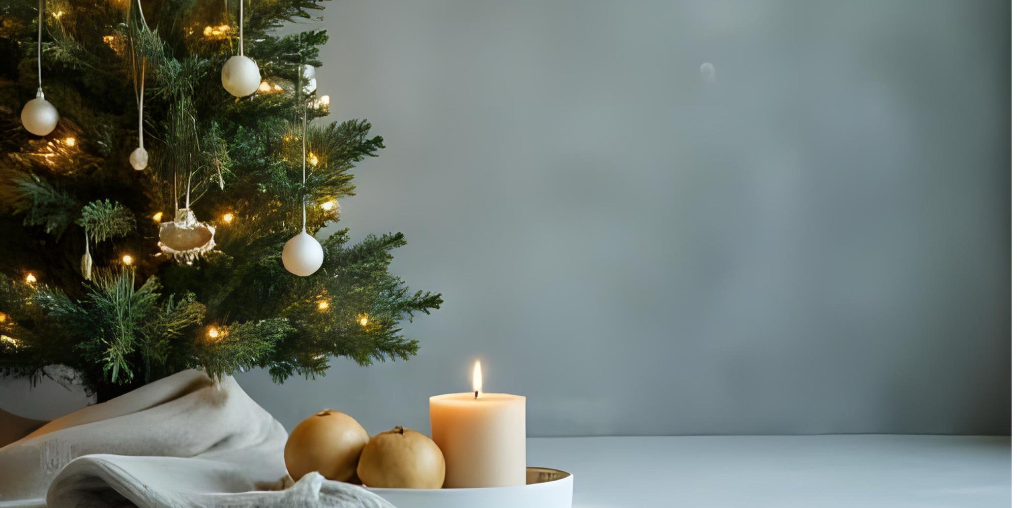 Winterlicher Hintergrund mit Tannenzweigen und weihnachtlichen Lichtern.