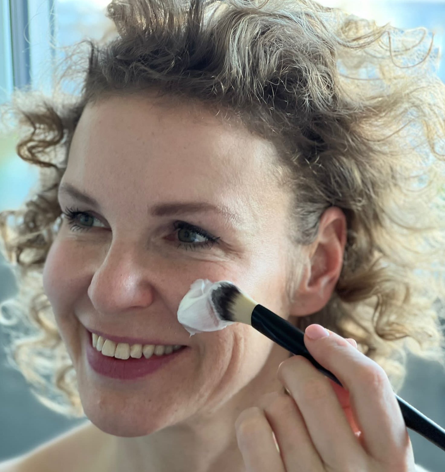 Hand einer Frau hält die Anti-Aging Overnight Maske von cœur de beauté.