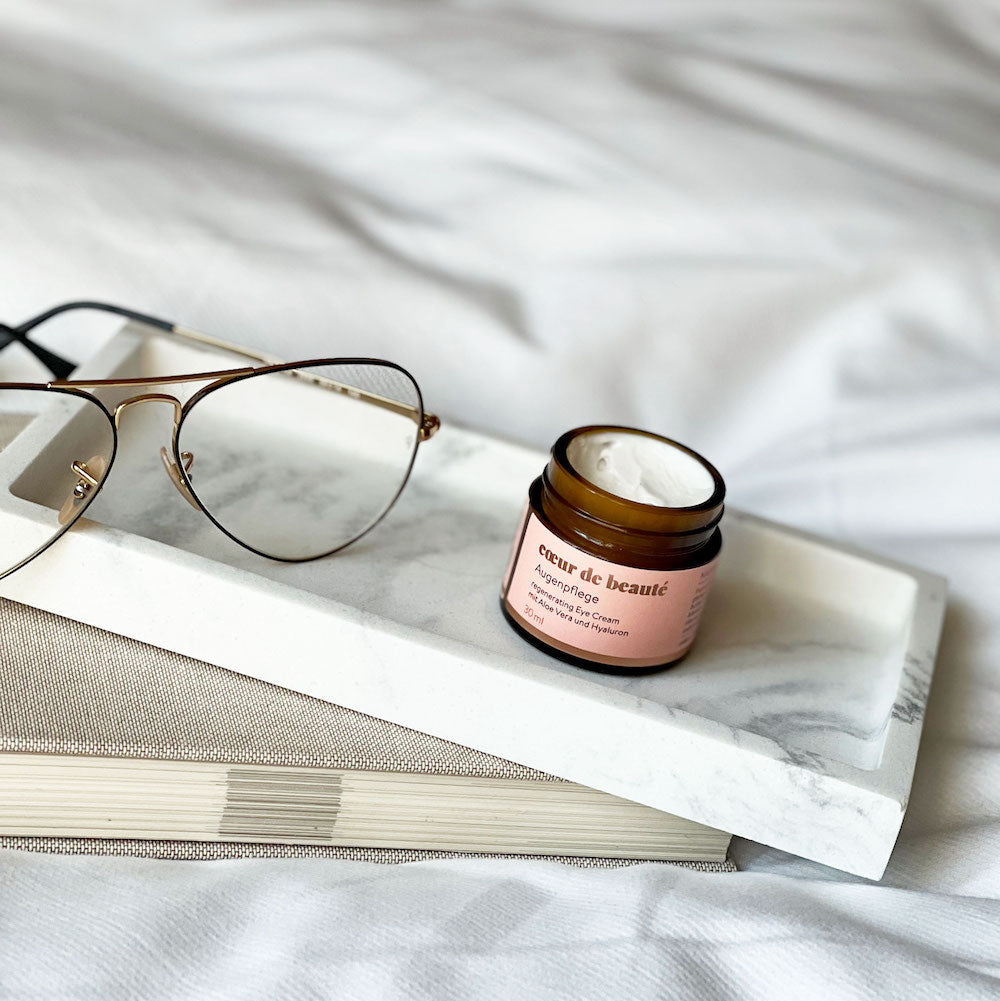 Augencreme von cœur de beauté als Produktaufnahme auf einer Unterlage.