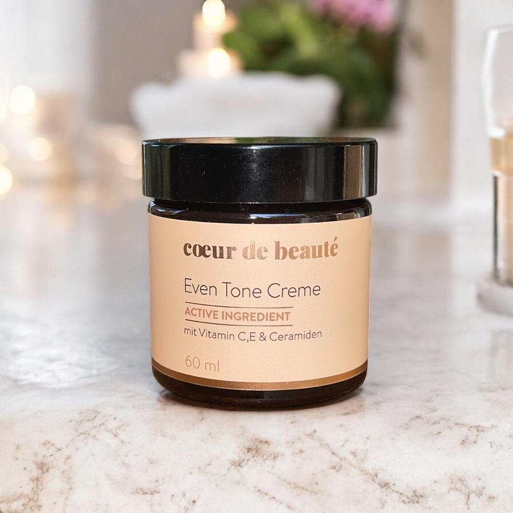 Even Tone Cream von cœur de beauté als Produktaufnahme vor Hintergrund.