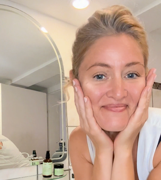 Lächelnde Frau schaut direkt in die Kamera.