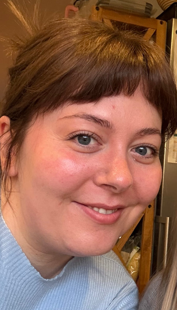 Frau lächelt in die Kamera.