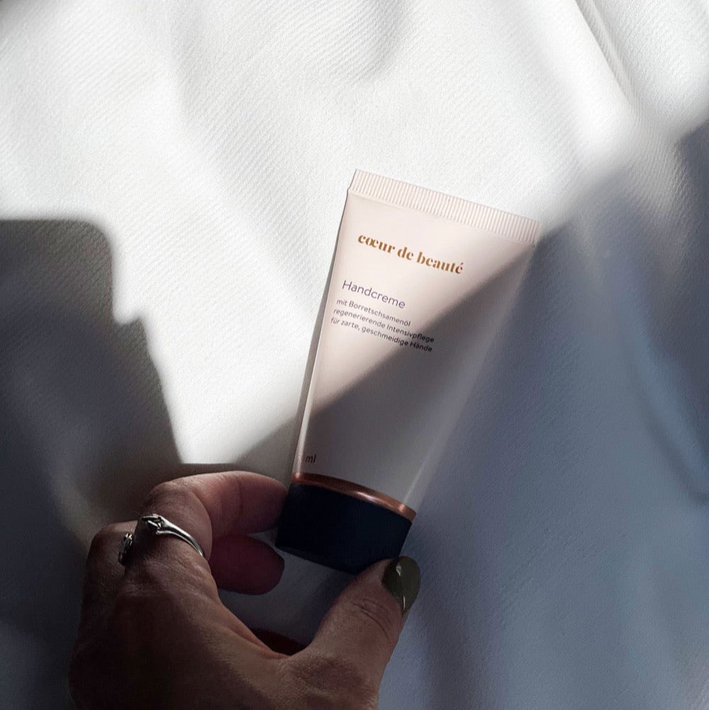 Hand hält die Citrus Handcreme von cœur de beauté.