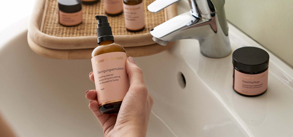 Reinigungs- und Pflegeprodukte in Braunglas von coeur de beaute aus berlin