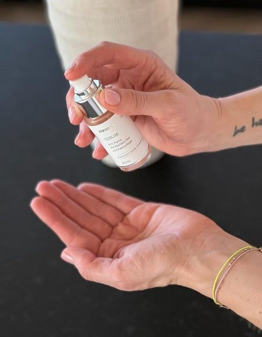 Hand hält das Kaktusfeigen-Serum von cœur de beauté.