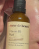 Video: Frau verwendet das Vitamin B5 Fluid von cœur de beauté auf dem Gesicht.