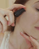 Video: Frau trägt Vitamin C Serum  von cœur de beauté mit einer Pipette auf das Gesicht auf.
