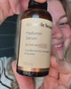 Video: Frau trägt das Hyaluron Serum von cœur de beauté auf das Gesicht auf.
