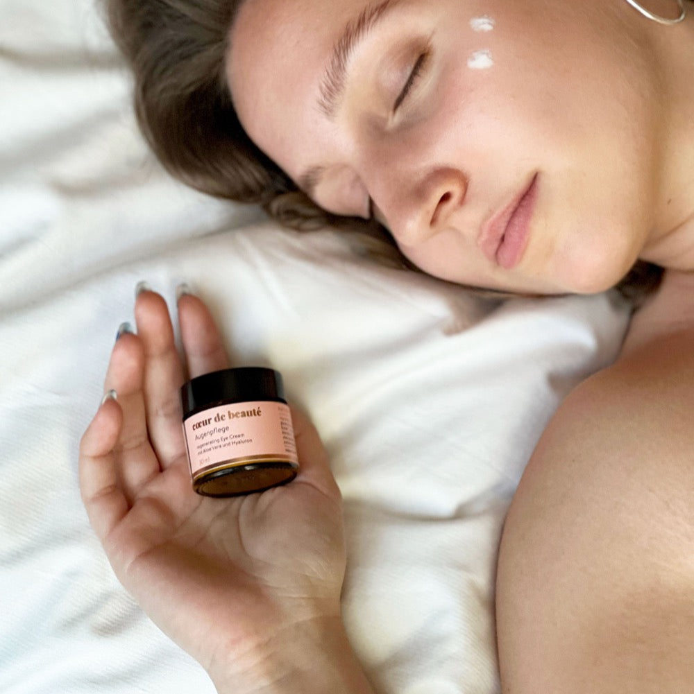 vitalisierende Anti Aging Augenpflege mit Hyaluron coeur de beauté. Stärkt die empfindliche Augenpartie und glättet Fältchen